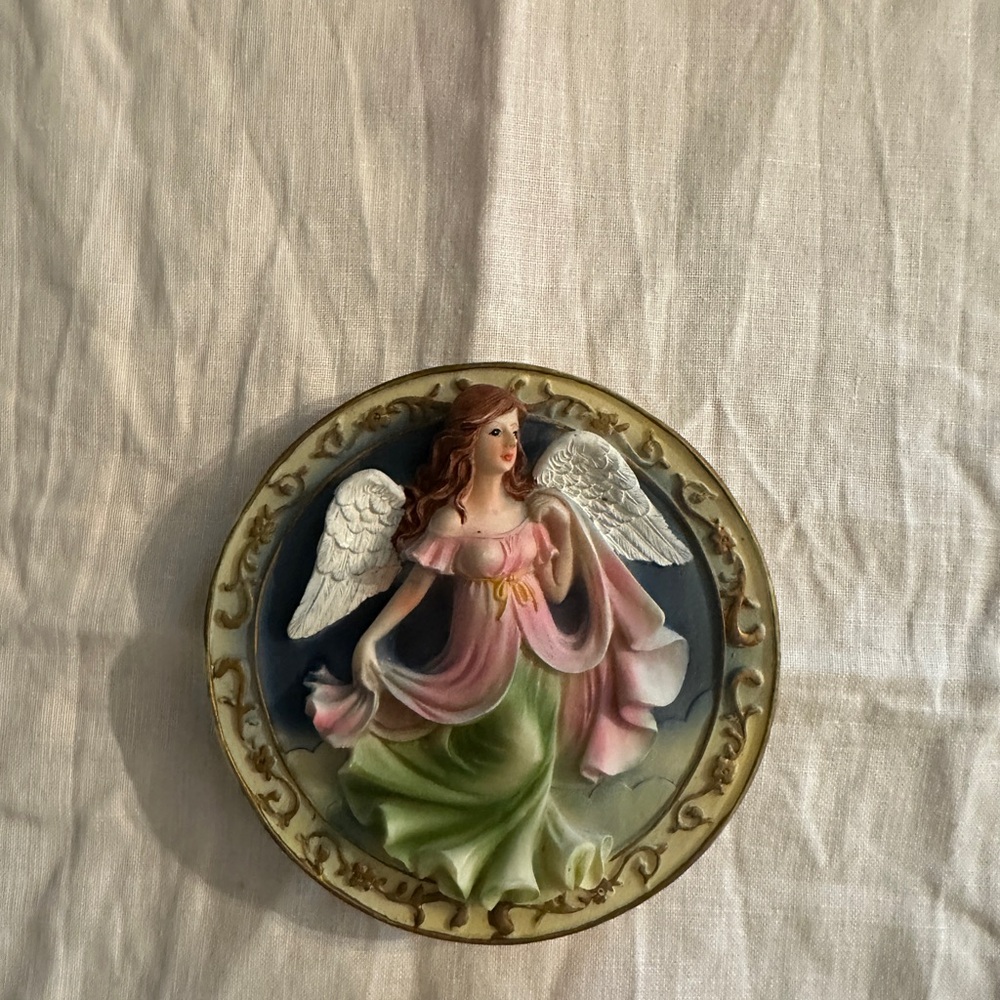 Angel Figurine with Wings - Picture 3 of 3